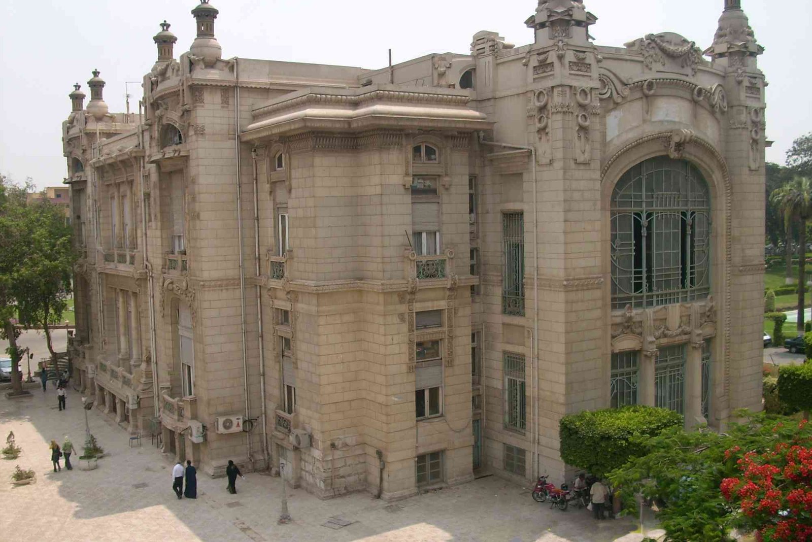 كلية السياحة والفنادق جامعة عين شمس