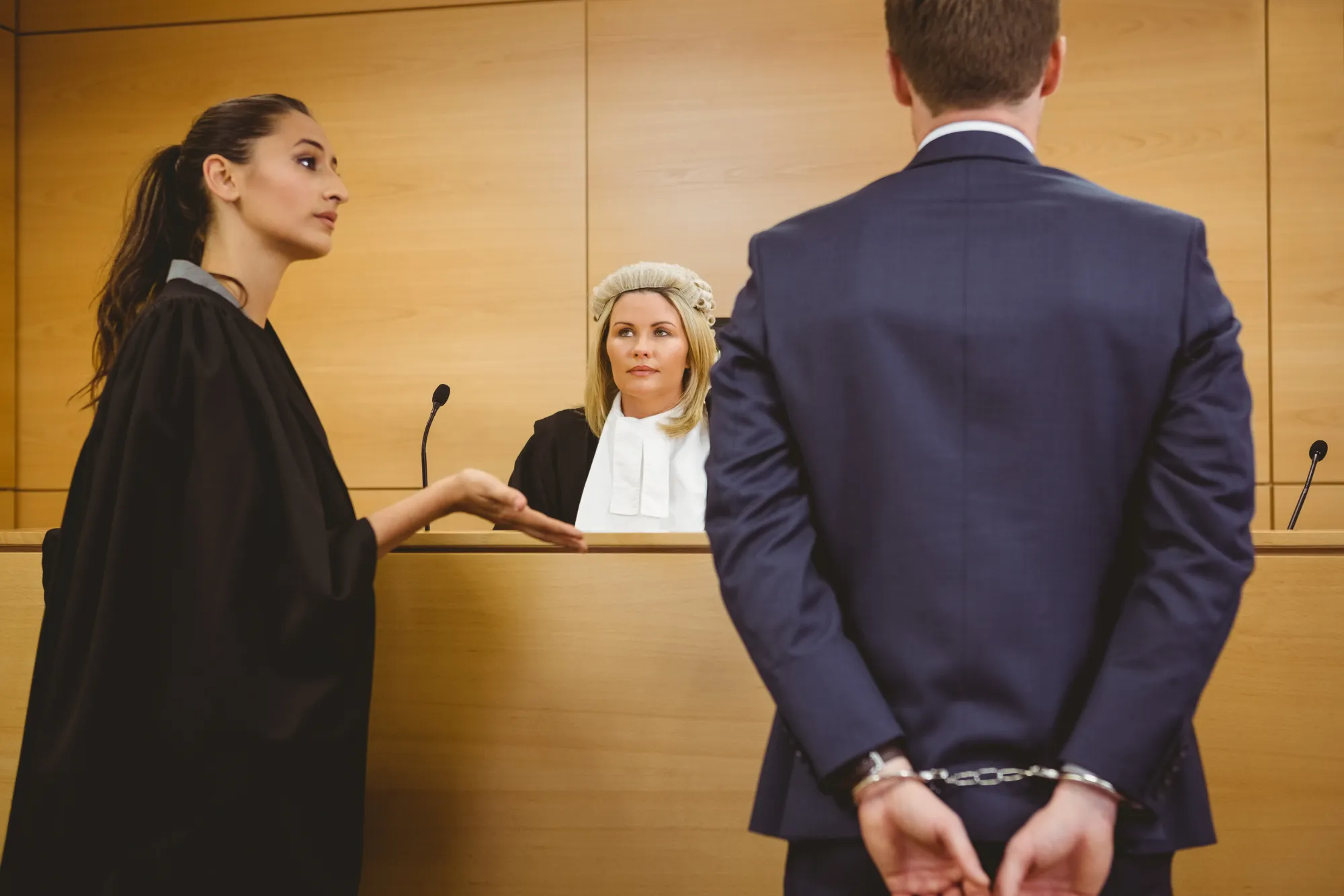 What are the qualifications of criminal lawyers in Dubai