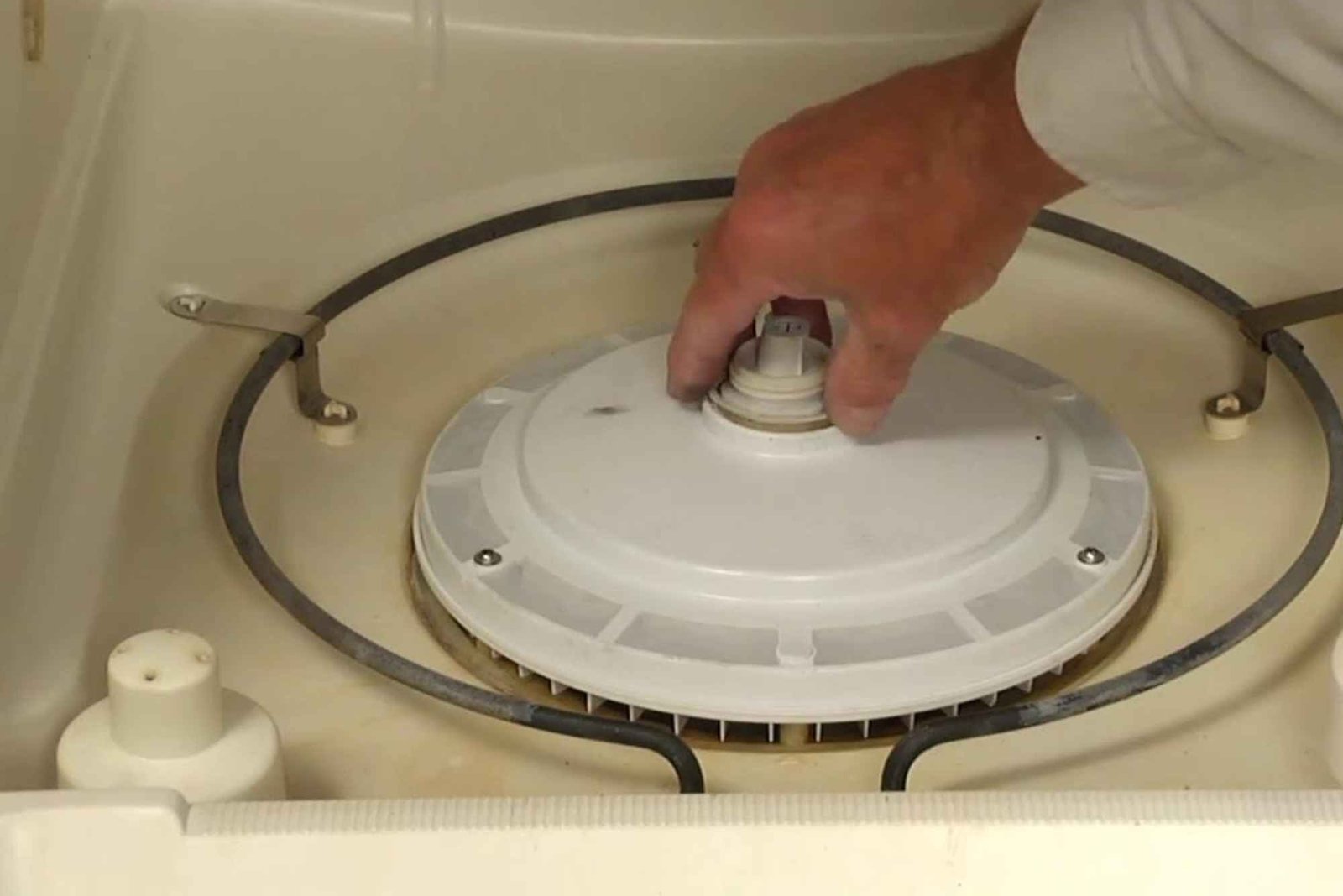 دليل إصلاح غسالة الصحون – حلول لمشكلة الرش غير المتساوي